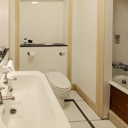 Carnegie Court 3* Swords