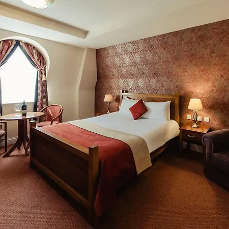 Carnegie Court 3* Swords