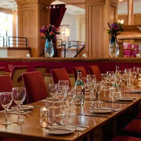 Carnegie Court 3*