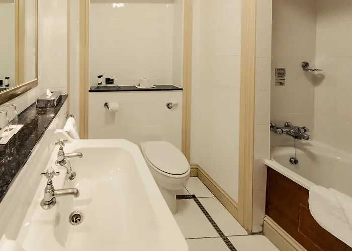 Carnegie Court 3* Swords