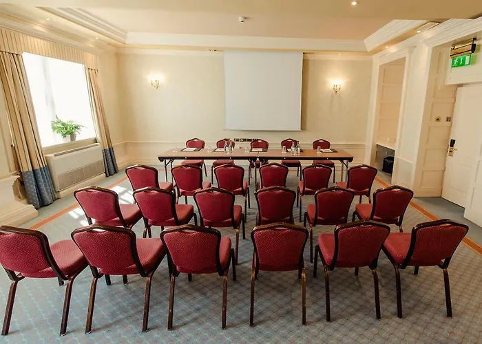 Отель Carnegie Court