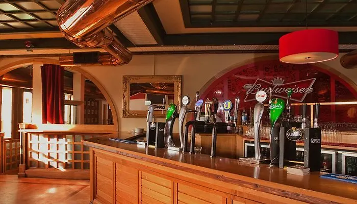 Carnegie Court Отель Сводз